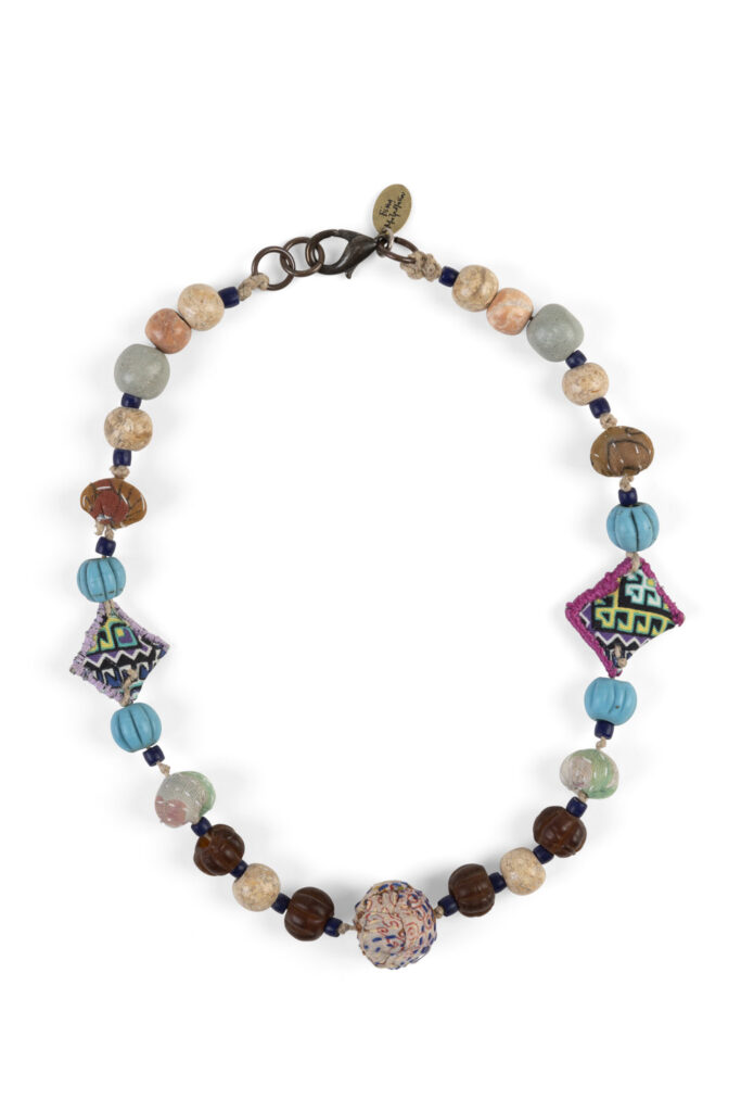 NECKLACE STONES AND SILK